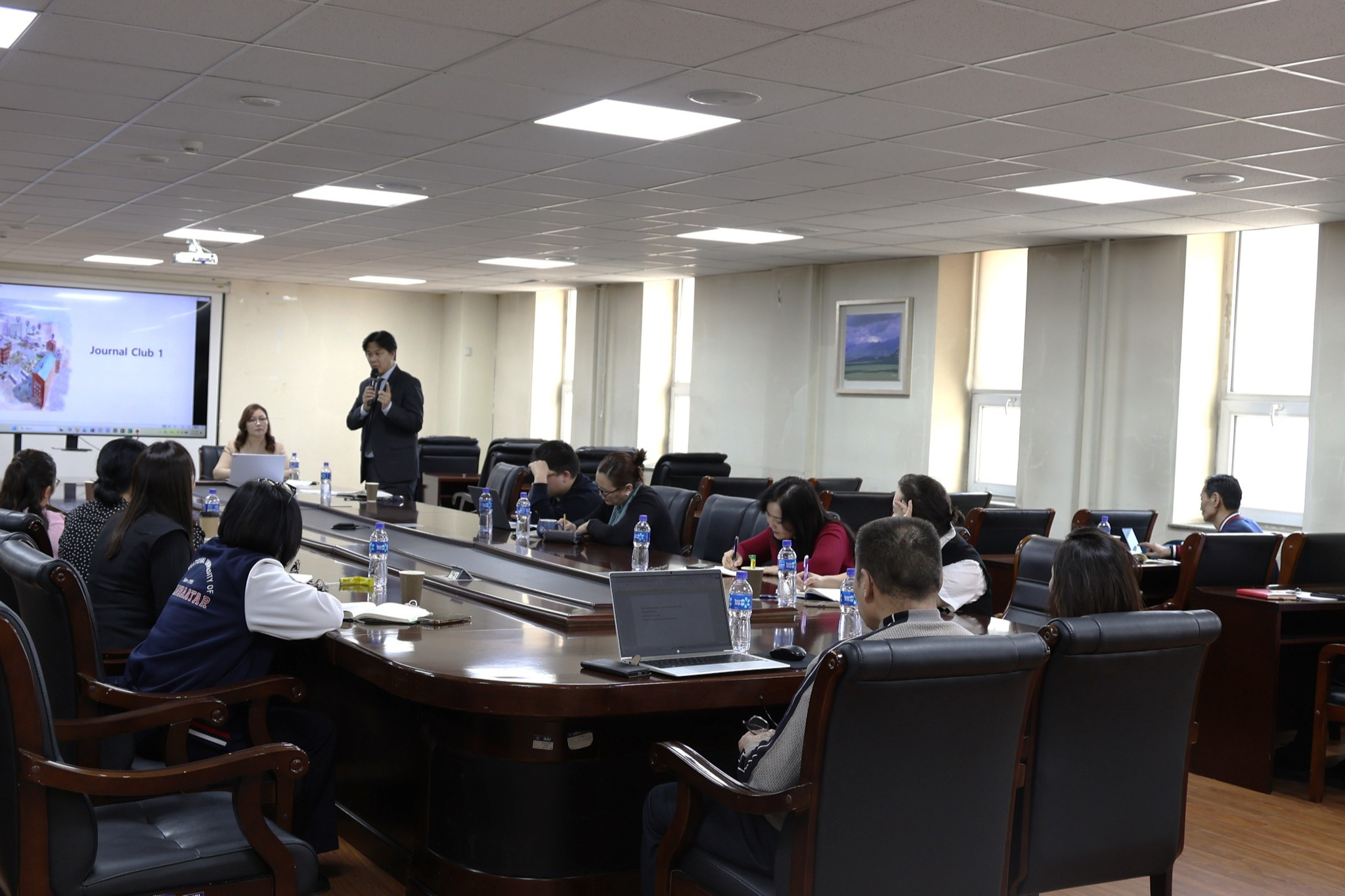 Журнал клуб №1-ийн үйл ажиллагаа амжилттай зохион байгуулагдаж өндөрлөлөө.